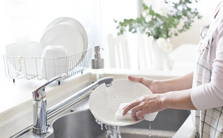 Πώς να πλένετε σωστά τα πιάτα στο χέρι