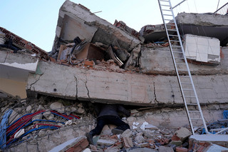 Συντρίμμια από τον σεισμό στην Τουρκία