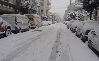 Καλύφθηκε από χιόνι το κέντρο του Βόλου