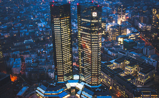 Τα ευρωπαϊκά χρηματιστήρια στο κόκκινο μετά τη «βουτιά» της Deutsche Bank &#8211; Θα είναι η επόμενη Credit Suisse;