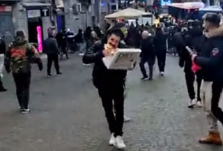 Οπαδός της Νάπολι έτρεξε με την πίτσα στα χέρια όταν άρχισαν τα επεισόδια με τους οργανωμένους της Άιντραχτ Φρανκφούρτης
