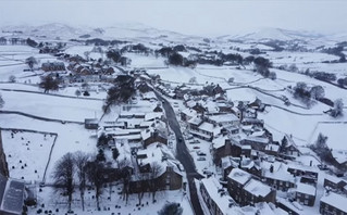Η χιονοκαταιγίδα «Λαρίσα» σαρώνει τη Βρετανία: Χάος στους δρόμους με εγκλωβισμένους οδηγούς