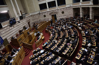 Οι έδρες των κομμάτων με τη διαφορά ΝΔ &#8211; ΣΥΡΙΖΑ στο 4%: Το μοναδικό σενάριο κυβέρνησης με απλή αναλογική