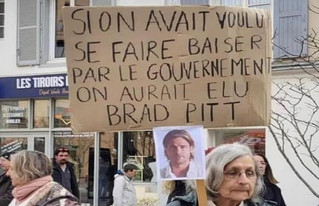 Απίθανο πανό διαμαρτυρίας στη Γαλλία για Μακρόν: Αν θέλαμε να μας γ&#8230;&#8230;. η κυβέρνηση θα ψηφίζαμε Μπραντ Πιτ