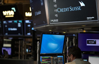 Credit Suisse: Σωσίβιο 50 δισ. ευρώ από την κεντρική τράπεζα της Ελβετίας μετά την εφιαλτική κατακρήμνιση της μετοχής της