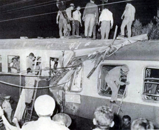 Φωτογραφία από τον απεγκλωβισμό επιβατών μετά το σιδηροδρομικό δυστύχημα στο Δερβένι το 1968
