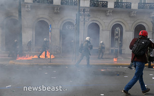 Επεισόδια με μολότοφ και χημικά στο Σύνταγμα