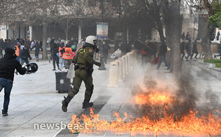 Επεισόδια με μολότοφ και χημικά στο Σύνταγμα