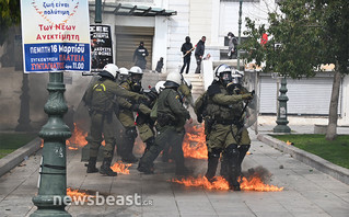 Επεισόδια με μολότοφ και χημικά στο Σύνταγμα