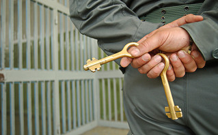 Φύλακας φυλακής κρατάει κλειδιά