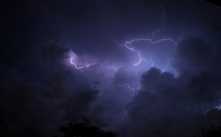 Κεραυνός μοιάζει σαν να ζωγραφίστηκε στον ουρανό