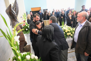 Τραγωδία στα Τέμπη: Οδύνη στην κηδεία του Βάιου Βλάχου – Παρών και ο Αλέξης Τσίπρας