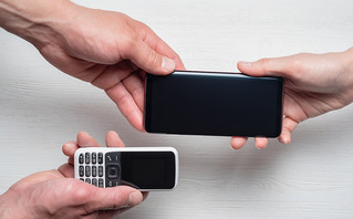 Πώς θα ήταν η ζωή χωρίς τα smartphones &#8211; Η ομάδα του Reddit που χρησιμοποιεί αποκλειστικά τα παλιά κινητά