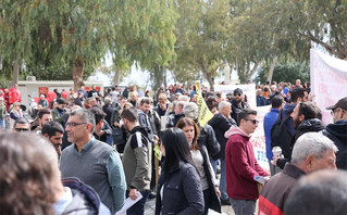 Κρήτη: Συγκεντρώσεις σε Ηράκλειο και Χανιά για τα θύματα των Τεμπών &#8211; Δείτε φωτογραφίες