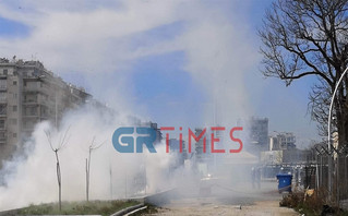 Θεσσαλονίκη: Επεισόδια έξω από τον ΟΣΕ μεταξύ κουκουλοφόρων και ΜΑΤ