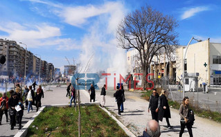 Θεσσαλονίκη: Επεισόδια έξω από τον ΟΣΕ μεταξύ κουκουλοφόρων και ΜΑΤ Θεσσαλονίκη: Επεισόδια έξω από τον ΟΣΕ μεταξύ κουκουλοφόρων και ΜΑΤ
