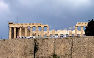 Οι καλλιτέχνες κρέμασαν στην Ακρόπολη πανό με σύνθημα «Οι ζωές μας μετράνε»