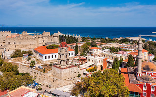 Η Παλιά Πόλη της Ρόδου από ψηλά Η Παλιά Πόλη της Ρόδου από ψηλά