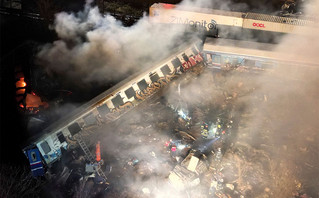 Σύγκρουση τρένων στα Τέμπη: Στους 1.300 βαθμούς η θερμοκρασία στα βαγόνια &#8211; Θα ανέβει κι άλλο ο αριθμός των νεκρών