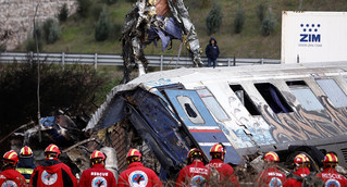 Σύγκρουση τρένων στα Τέμπη: Ξεσπούν οι συγγενείς &#8211; «Στάχτες πήρα και αποκαΐδια. Τι να αναγνωρίσω, μια στάχτη;»