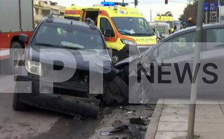 Φορτηγό παρέσυρε πεζό που είχε σταματήσει για καφέ στη Θεσσαλονίκη και έπεσε πάνω σε δύο άλλα οχήματα Φορτηγό παρέσυρε πεζό που είχε σταματήσει για καφέ στη Θεσσαλονίκη και έπεσε πάνω σε δύο άλλα οχήματα