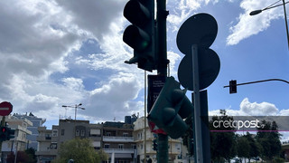 Κρήτη: Φανάρι στο Ηράκλειο είναι στραμμένο προς το πεζοδρόμιο