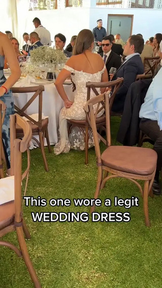 Τα φορέματα που έβαλαν καλεσμένες σε γάμο στεναχώρησαν τη νύφη και εξόργισαν πολλούς