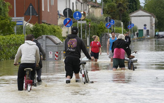 Τριάντα έξι χιλιάδες άνθρωποι εγκατέλειψαν τα σπίτια τους από τις πλημμύρες στην Ιταλία