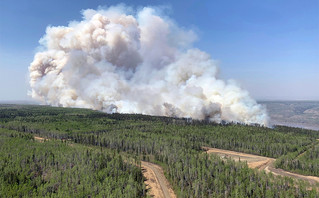 «Μάχη» με τις φλόγες συνεχίζουν να δίνουν οι πυροσβέστες στον Καναδά