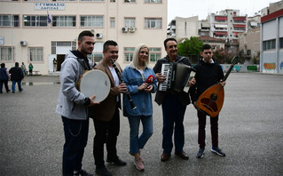 Υπό τους ήχους του κλαρίνου ψηφίζουν οι Λαρισαίοι Υπό τους ήχους του κλαρίνου ψηφίζουν οι Λαρισαίοι