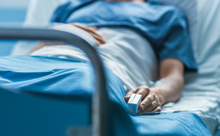 Ασθενής σε κρεβάτι νοσοκομείου Ασθενής σε κρεβάτι νοσοκομείου