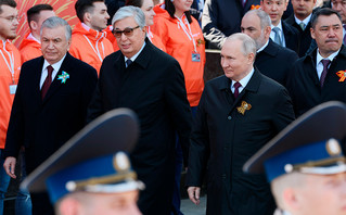 «Εξαπολύθηκε πραγματικός πόλεμος εναντίον μας» λέει ο Πούτιν από την Κόκκινη Πλατεία για την Ημέρα της Νίκης