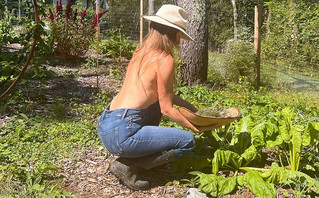Η «γυμνή κηπουρός» που αδιαφορεί για τα αδιάκριτα βλέμματα και δηλώνει ελεύθερη