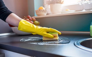 Καθάρισμα πάγκου κουζίνας με σφουγγάρι