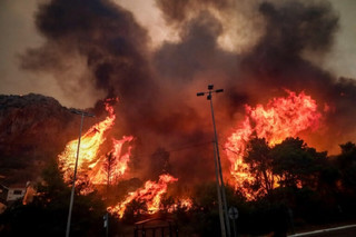 Πύρινος εφιάλτης σε όλη την Ελλάδα: Στους πρόποδες της Πάρνηθας η φωτιά – Μαίνεται ανεξέλεγκτη η πυρκαγιά στον Έβρο