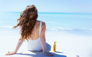 Γυναίκα κάθεται στην παραλία