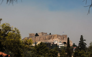 Φωτιά στην Πάρνηθα – Σύννεφα καπνού σκεπάζουν την Αθήνα 12 kapnoi1 2