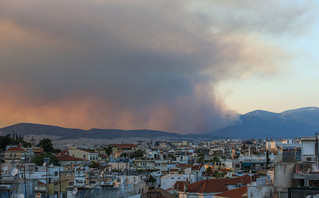 Φωτιά στην Πάρνηθα – Σύννεφα καπνού σκεπάζουν την Αθήνα 16 kapnoi6 1