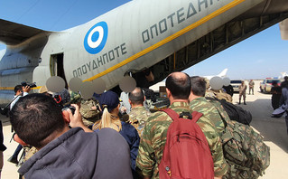 Φωτογραφίες με την άφιξη της ελληνικής αποστολής στο αεροδρόμιο της Βεγγάζης πριν την τραγωδία 5 F6OTqwRWYAAfZuL