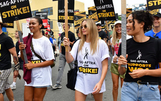 Η Barbie απεργός – Η Μάργκοτ Ρόμπι πήρε πλακάτ και ενώθηκε με τους ηθοποιούς που απαιτούν καλύτερους μισθούς