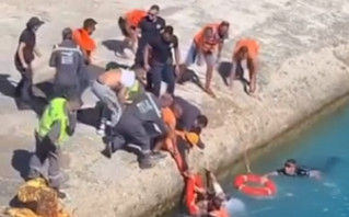 Γυναίκα έπεσε στη θάλασσα κατά την επιβίβαση σε πλοίο στην Τήνο &#8211; Συγκλονιστικό βίντεο με τη διάσωση της