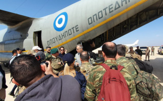 Φωτογραφίες με την άφιξη της ελληνικής αποστολής στο αεροδρόμιο της Βεγγάζης πριν την τραγωδία