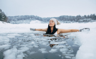 Γυναίκα κάνει μπάνιο στον πάγο