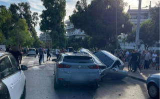 Απίστευτο τροχαίο στη Γλυφάδα: Αμάξι μπήκε σε πάρκο και έπεσε πάνω σε τέσσερα οχήματα