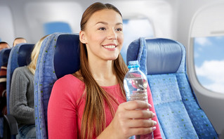 γυναίκα με νερό σε αεροπλάνο