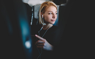 γυναίκα με ακουστικά σε αεροπλάνο