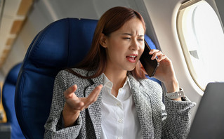 Επιβάτης αεροπλάνου μιλάει στο τηλέφωνο