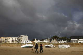 Σαρώνει την Ευρώπη η κακοκαιρία Ciaran: Τουλάχιστον πέντε νεκροί και χιλιάδες νοικοκυριά στο σκοτάδι 7 4 kakokairia Ciaran