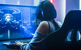 Κοπέλα παίζει παιχνίδι στον υπολογιστή