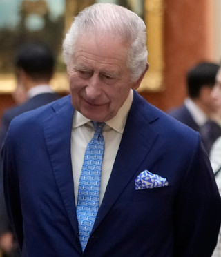 Ο Βασιλιάς Κάρολος τιμά την ελληνική καταγωγή του φορώντας γραβάτα με την γαλανόλευκη σημαία, σε επίσημη επίσκεψη